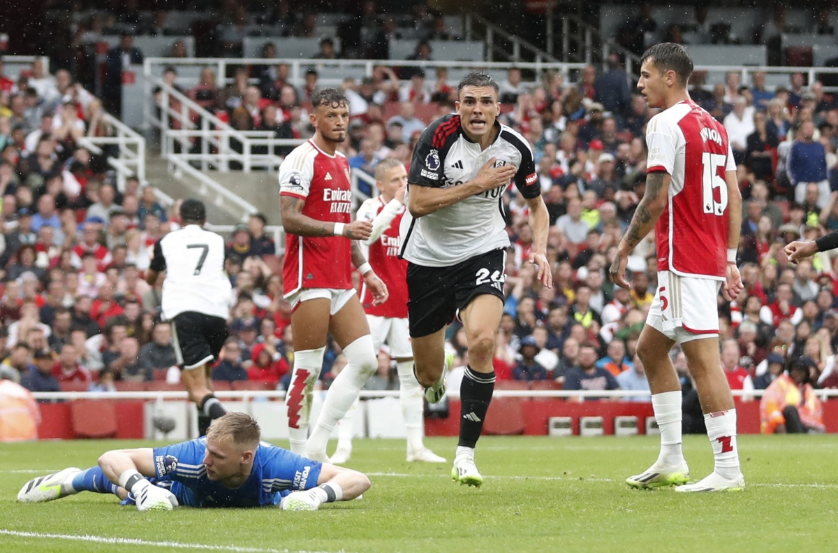 Arsenal đánh rơi chiến thắng trước 10 người của Fulham